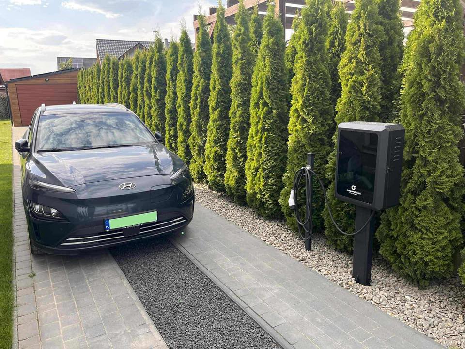 Szafka metalowa na ładowarkę EV AMP-BOX Czarna